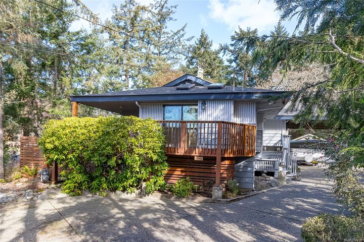 2660 Macdonald Dr E — photo 1