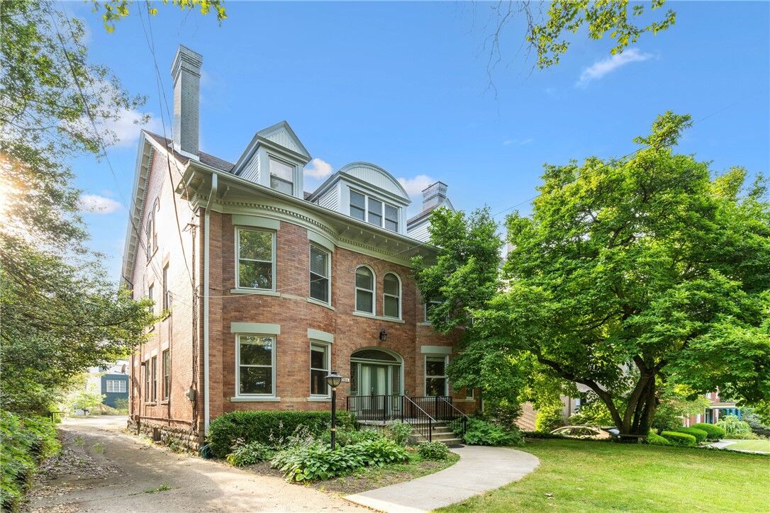 Property Photo:  1084 Shady Ave  PA 15232 