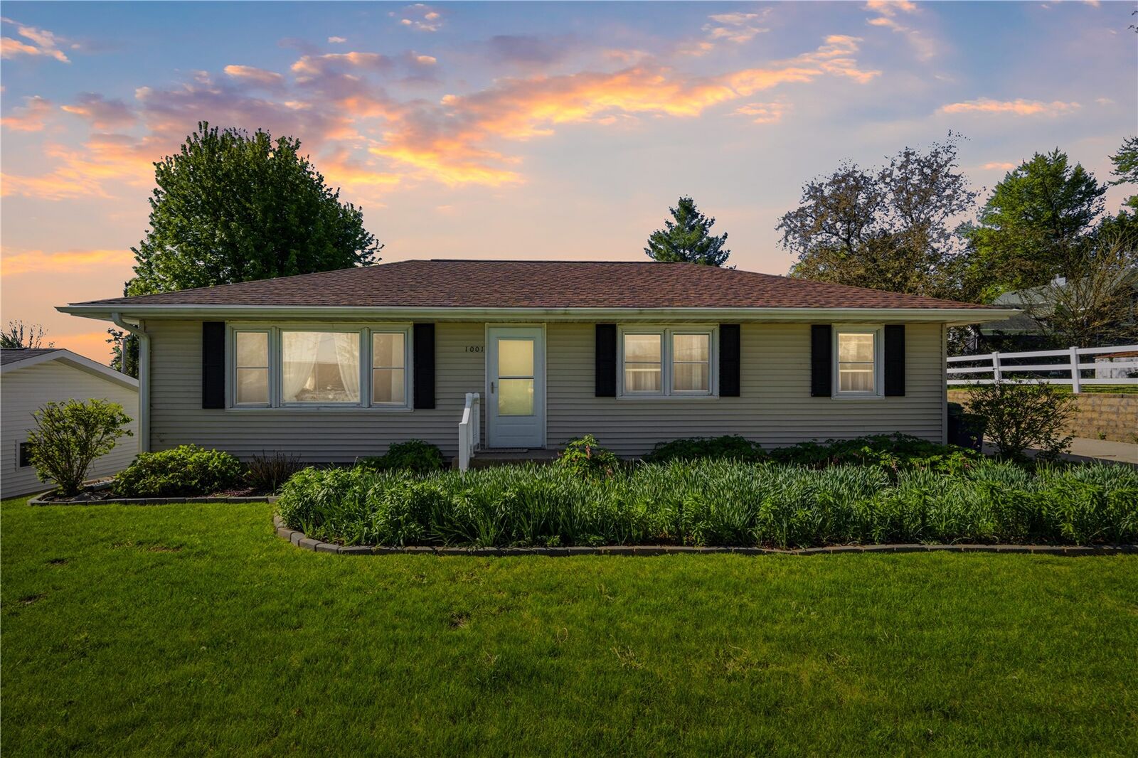 Property Photo:  1001 Maquoketa Street  IA 52205 