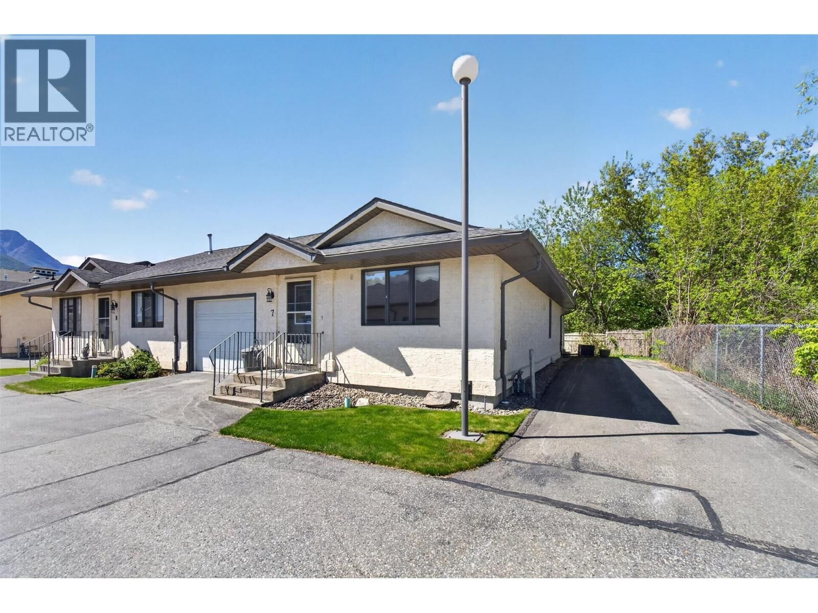 Property Photo:  780 10 Street Southwest 7  BC V1E 1L9 