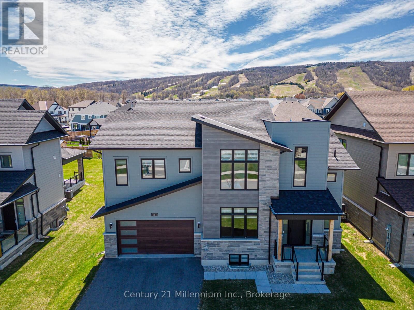 Property Photo:  111 Stoneleigh Drive  ON L9Y 4P5 