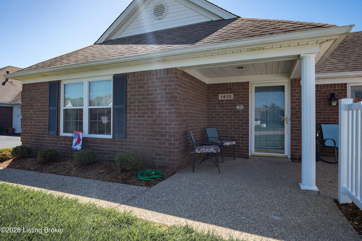 Property Photo:  1410 Eagle Run Dr  KY 40222 