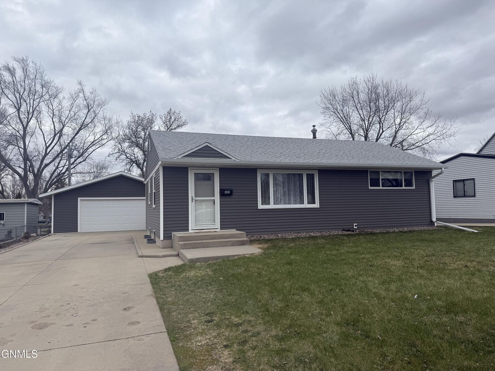 Property Photo:  505 17th Avenue SW  ND 58701 