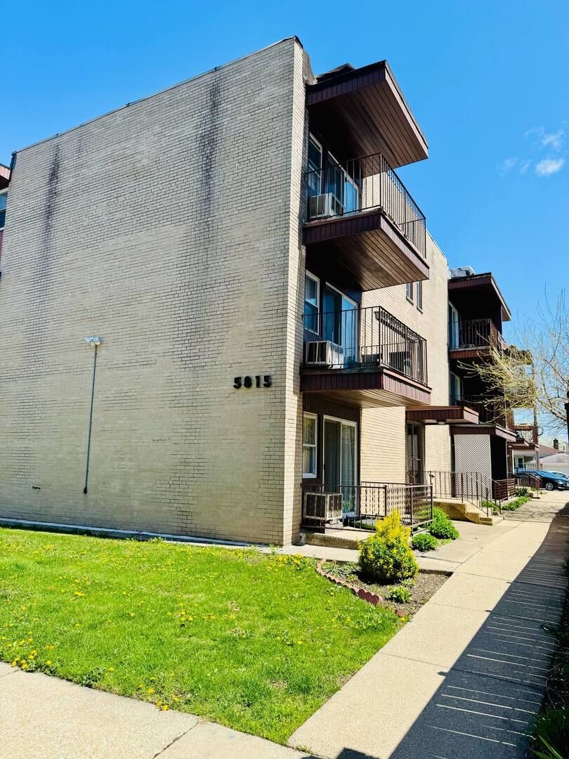 Property Photo: 5815 N Spaulding Avenue 2B IL 60659
