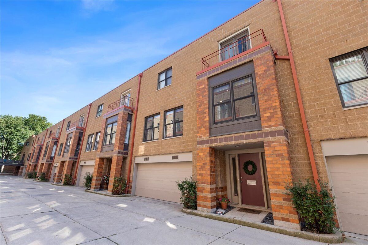 Property Photo:  950 W Berwyn Avenue 3  IL 60640 
