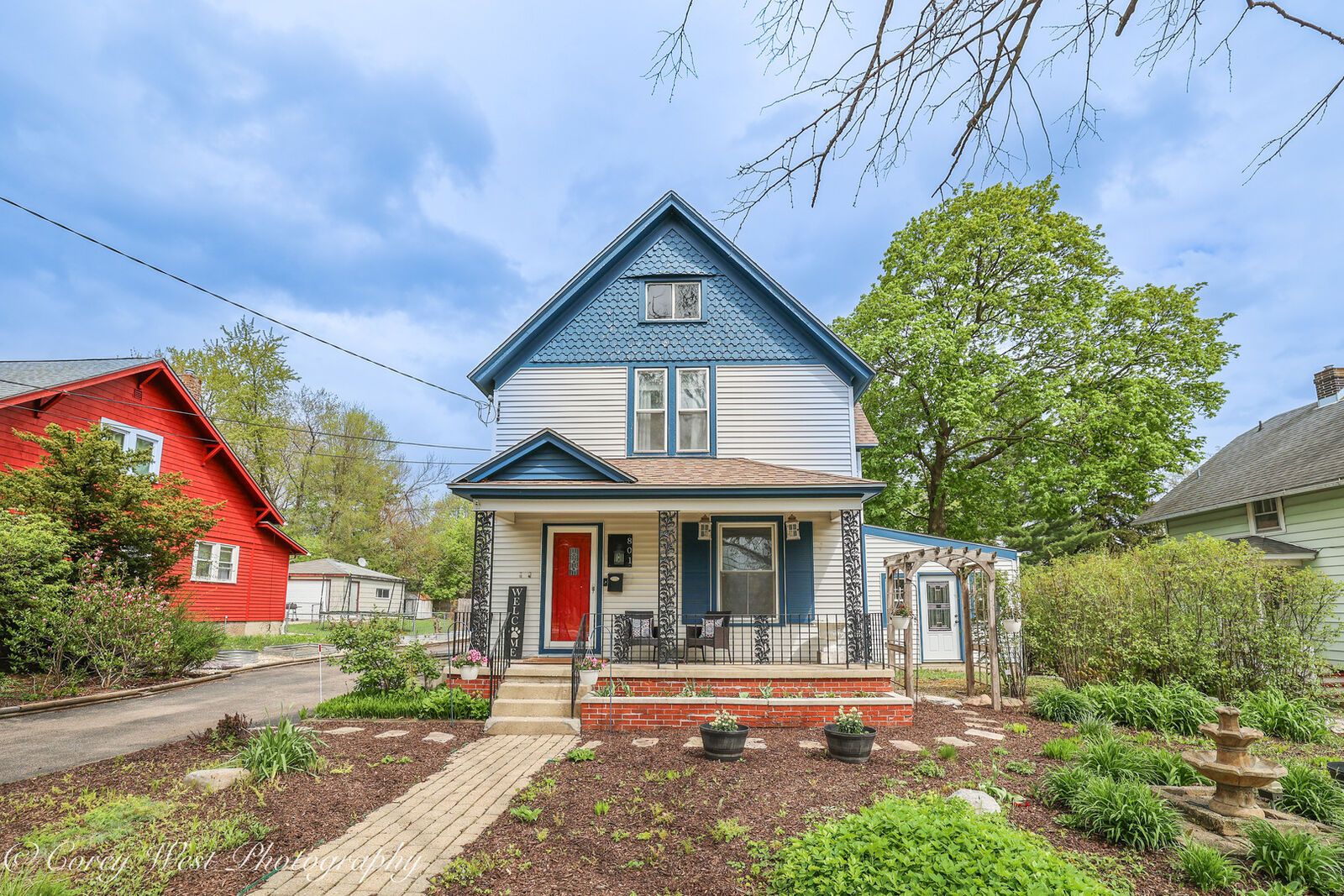 Property Photo:  801 S Jefferson Street  IL 60098 