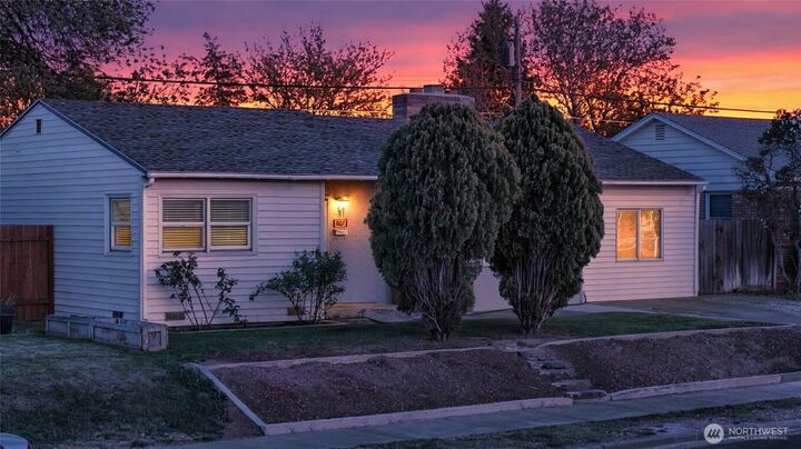 Property Photo:  807 S Hawthorne Drive  WA 98837 