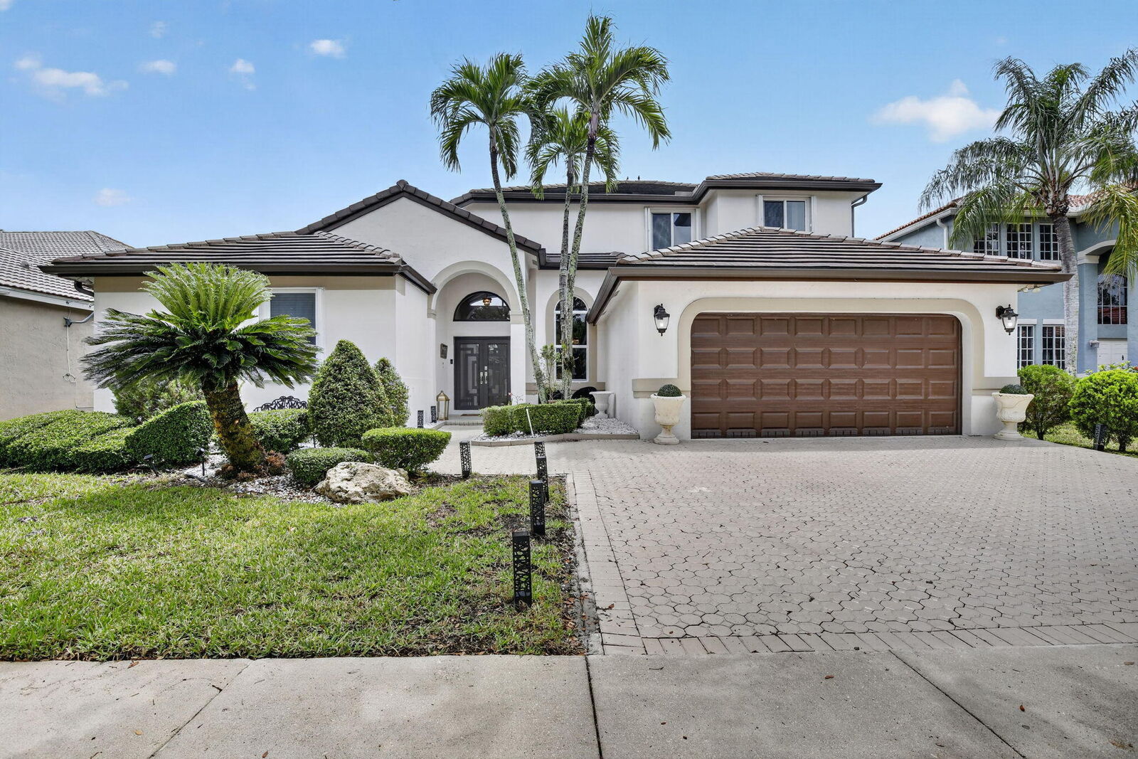 Property Photo:  711 Heritage Way  FL 33326 