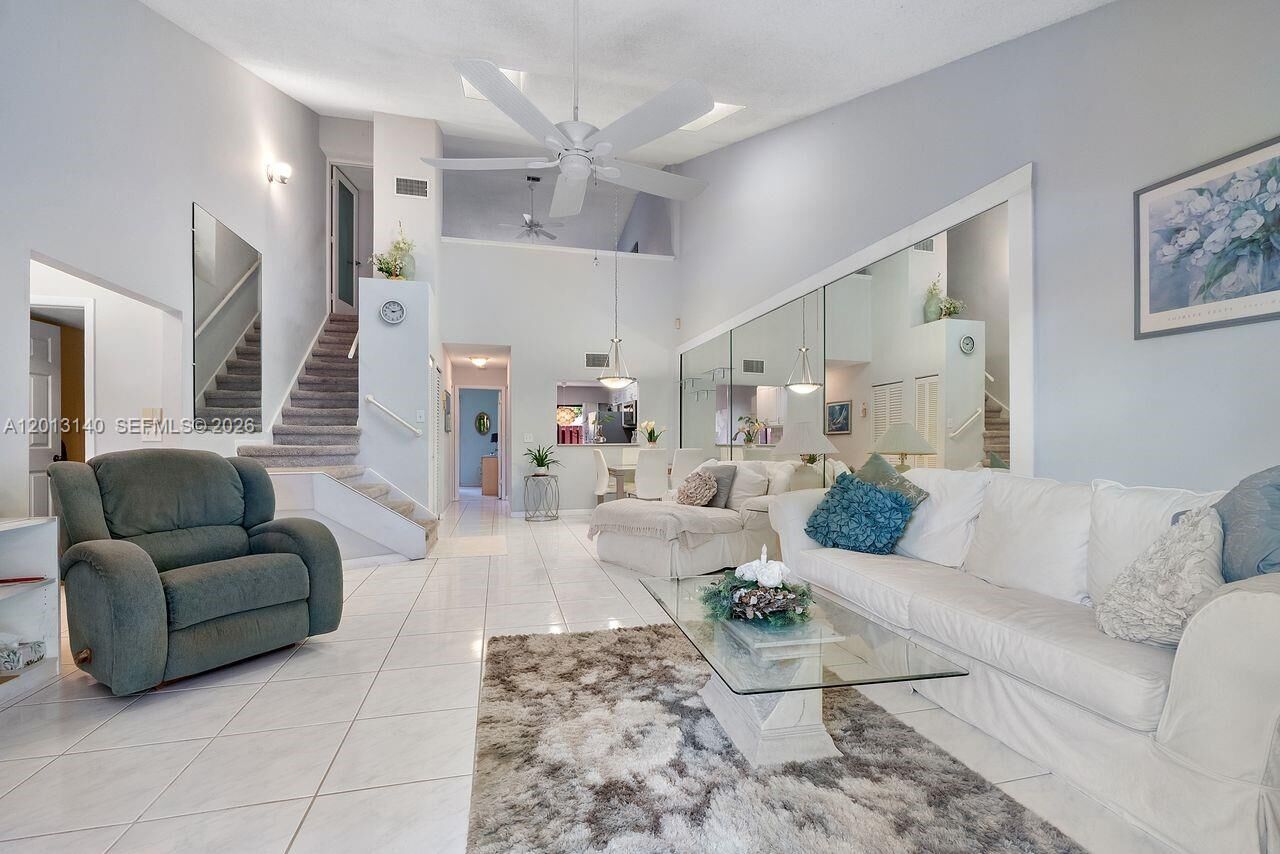 Property Photo:  462 SE 14th St  FL 33004 