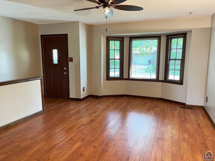 Property Photo:  2110 SE 36th St  KS 66605 