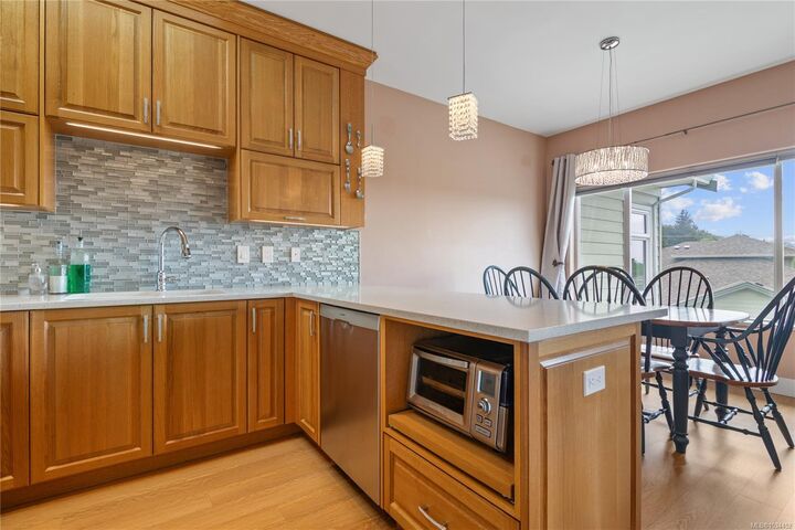 Property Photo:  126 Hallowell Rd 22  BC V9A 7K2 