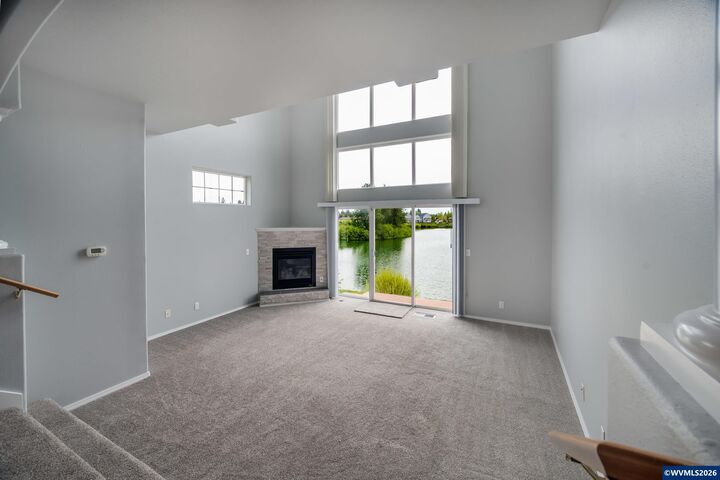 Property Photo: 332 Crystal Springs Ln N OR 97303