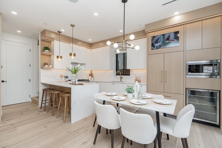 Property Photo:  150 E 51st Avenue 2  BC V5X 1C3 