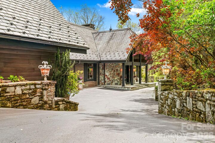 Property Photo:  1052 Toxaway Drive  NC 28747 