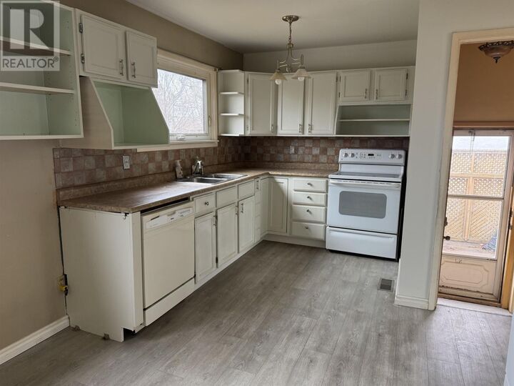 Property Photo:  444 James St N  ON P7C 4T2 