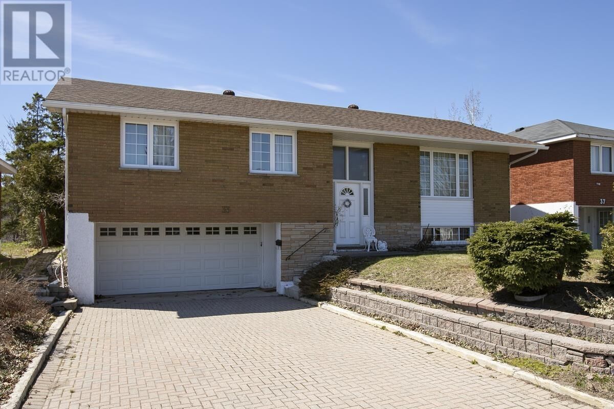 Property Photo:  33 Kingsmount Blvd  ON P6B 3L7 