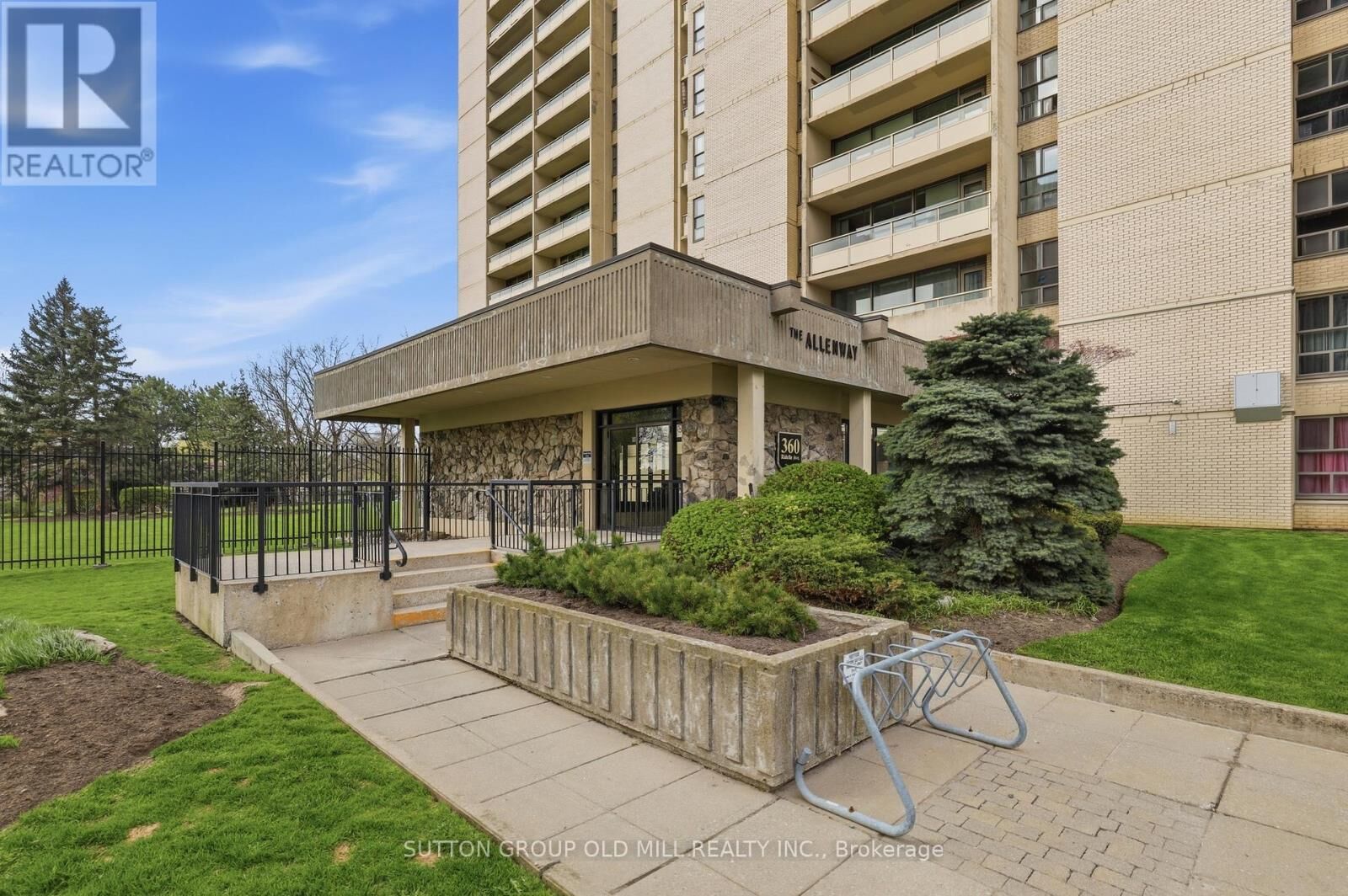 Property Photo:  360 Ridelle Avenue 1801  ON M6B 1K1 