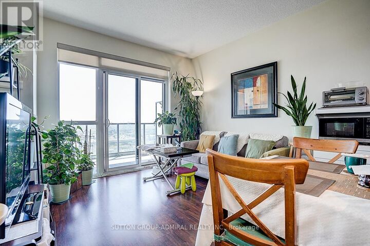 Property Photo:  35 Brian Peck Crescent 1413  ON M4G 0A5 