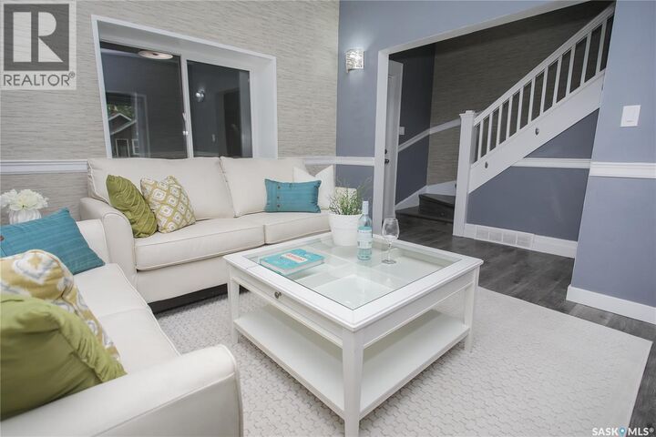 Property Photo:  917 6th Avenue N  SK S7K 2T3 