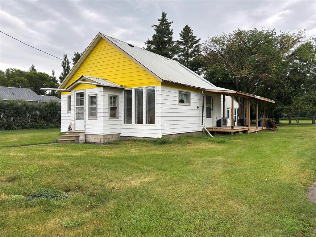 Property Photo: 220 Hossack Avenue MB R0K 1G0