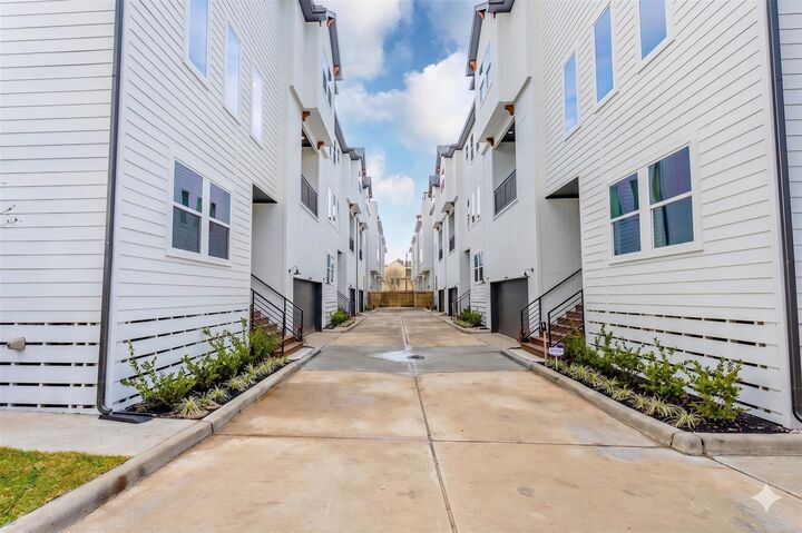 Property Photo: 1439 W 25th Street B TX 77008