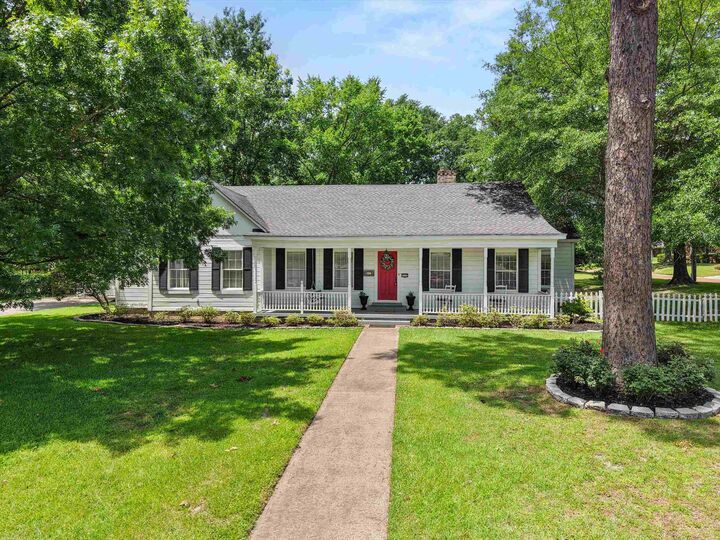 Property Photo: 1116 N Bledsoe St. TX 75644