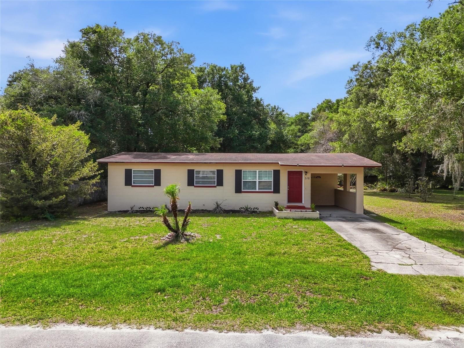 Property Photo:  516 Land O Lakes Ct  FL 32724 