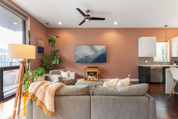 Property Photo:  2495 N Milwaukee Avenue 4N  IL 60647 