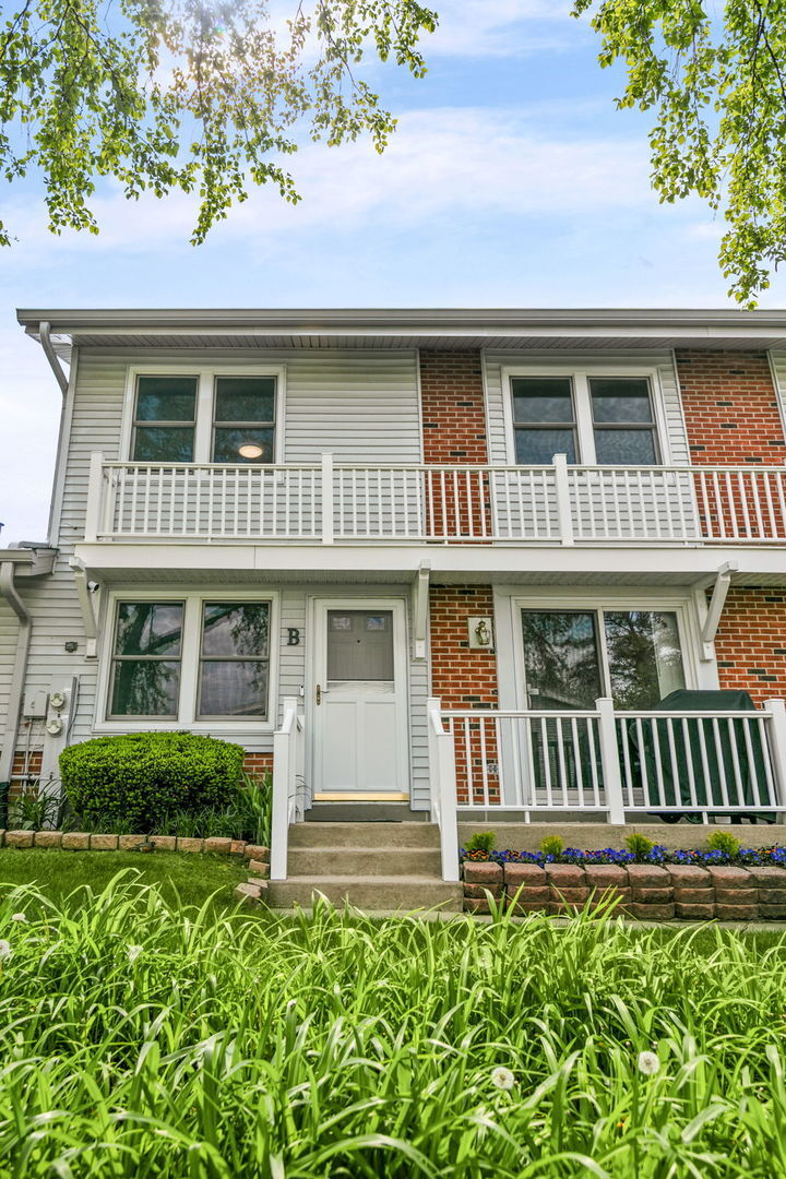 Property Photo:  321 Fairchild Court B  IL 60108 
