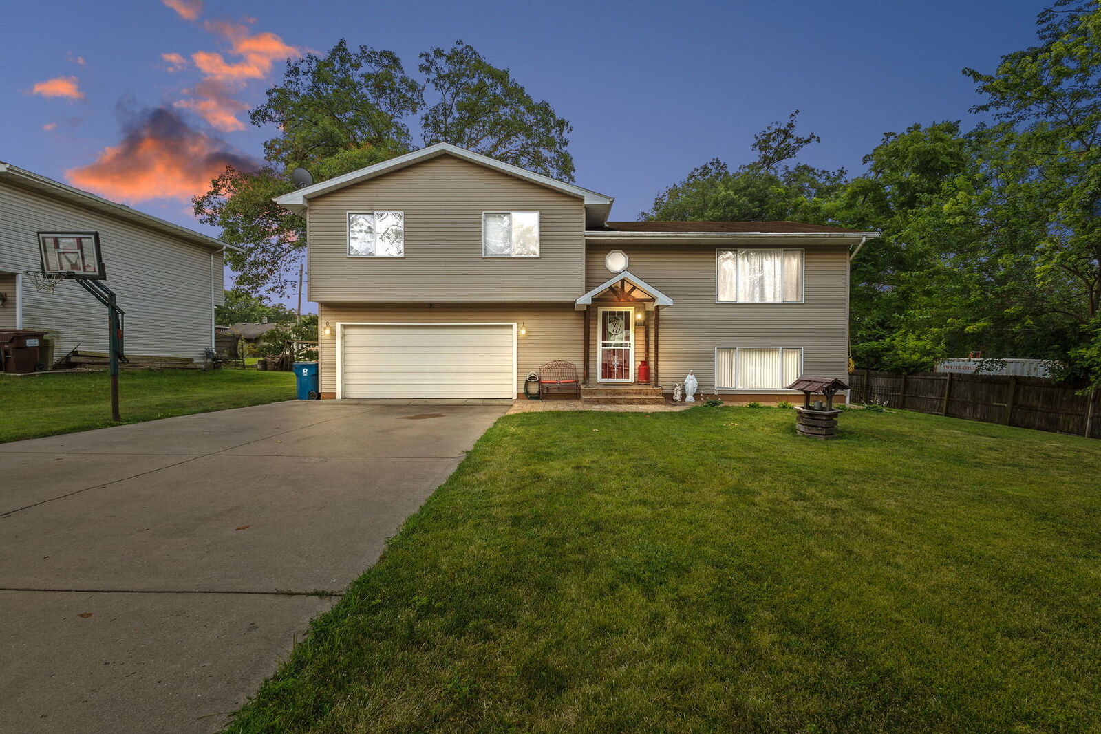 Property Photo:  711 Osage Street  IL 60432 