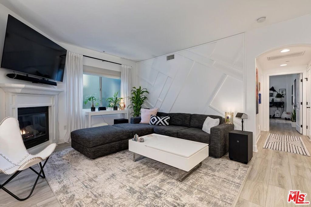 Property Photo:  5037 Rosewood Avenue 101  CA 90004 