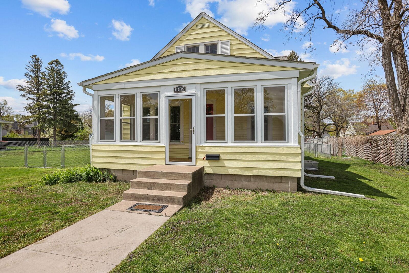 Property Photo:  1039 Laurel Avenue  MN 55071 