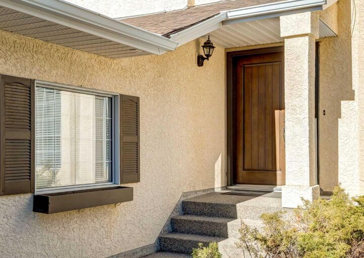Property Photo: 83 Gleneagles Close AB T4C 1N7