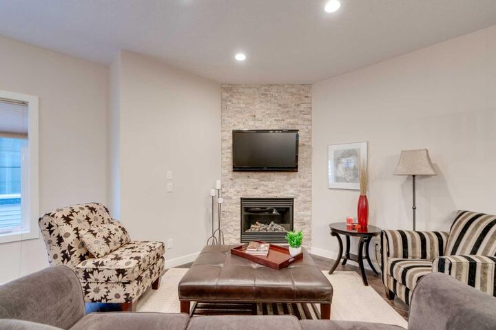 Property Photo: 309 15 Avenue NE 2 AB T2E 1H3