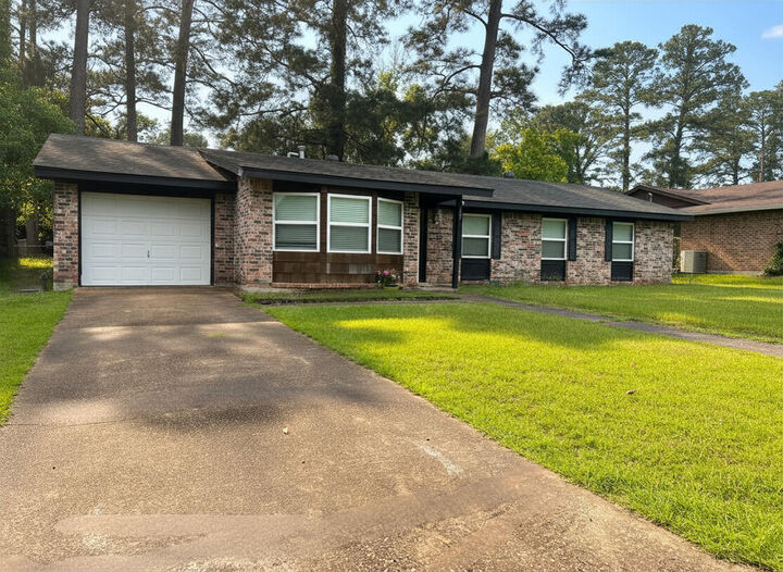Property Photo:  102 4th St  LA 71446 