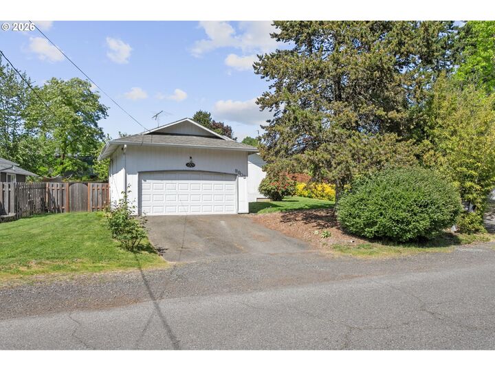 Property Photo:  3909 SW Wilbard St  OR 97219 