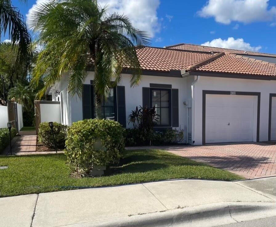 Property Photo: 692 SW 158th Terrace FL 33027