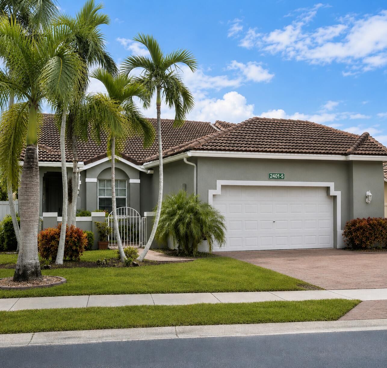 Property Photo:  2401 E Aragon Boulevard 5  FL 33313 