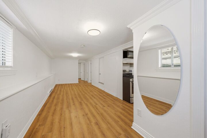 Property Photo:  524 E 12th Avenue B  BC V5T 2H5 