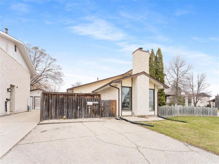 Photo de la propriété:  27 Callum Crescent  MB R2G 2C7 