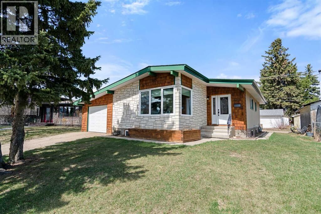 Property Photo: 6310 44A Avenue AB T4V 0B4