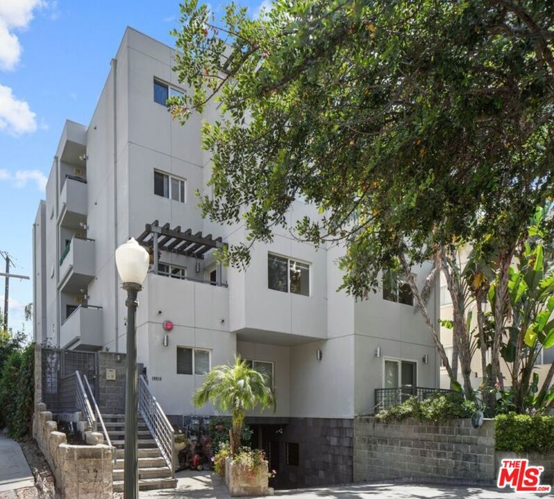 Property Photo:  10616 Kinnard Ave  CA 90024 