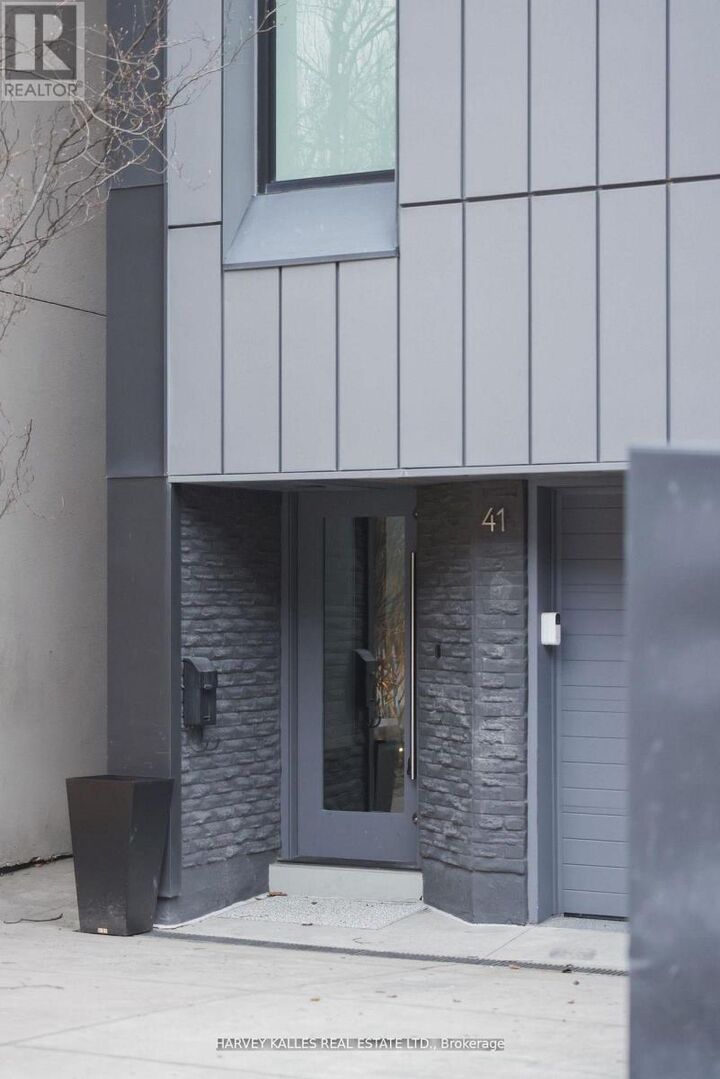 Property Photo:  41 Berryman Street  ON M5R 1M7 