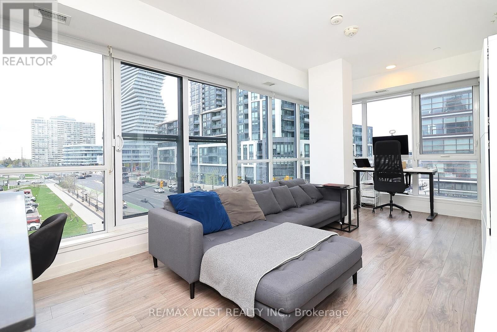 Property Photo:  4065 Confederation Parkway 412  ON L5B 0L4 
