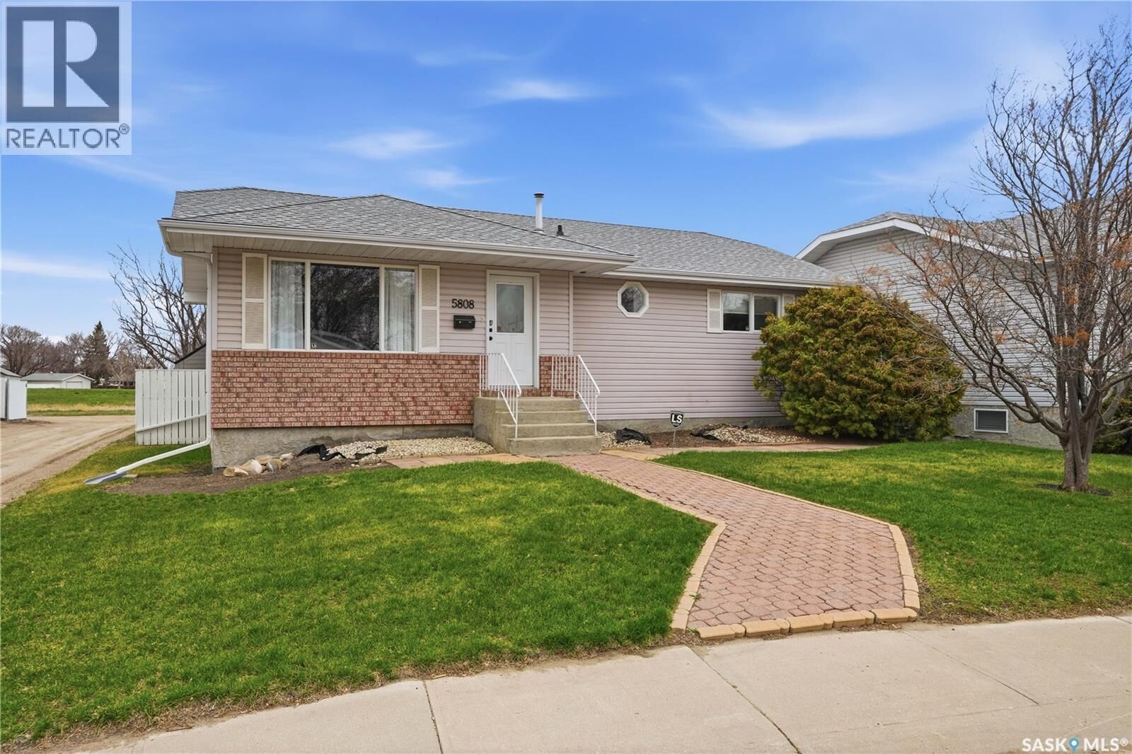Property Photo:  5808 McKinley Avenue  SK S4T 6P3 