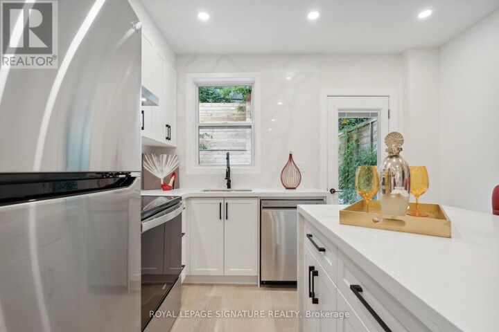 Property Photo:  36 Tennis Crescent Upper  ON M4K 1J3 