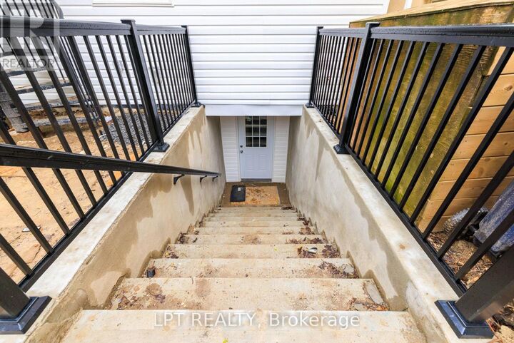 Property Photo:  627 Crawford Street D  ON M6G 3K1 