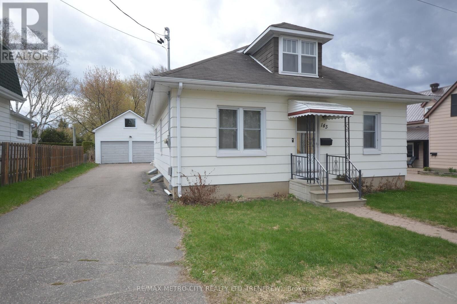 Property Photo:  143 Munroe Avenue West  ON K7V 3L2 