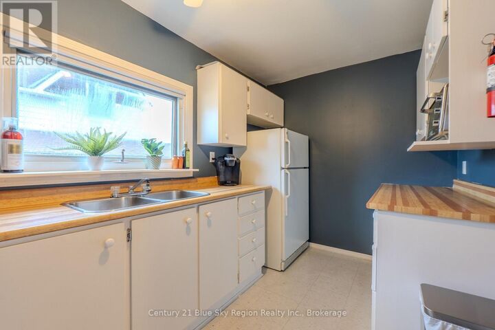 Property Photo:  989 Ferguson Street  ON P1B 1Y2 