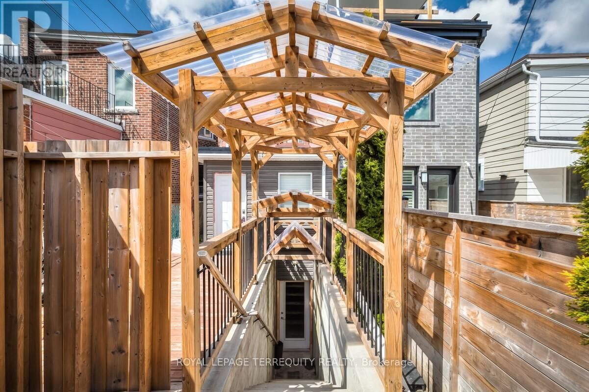 Property Photo:  665 Crawford Street Bsmt  ON M6G 3K1 